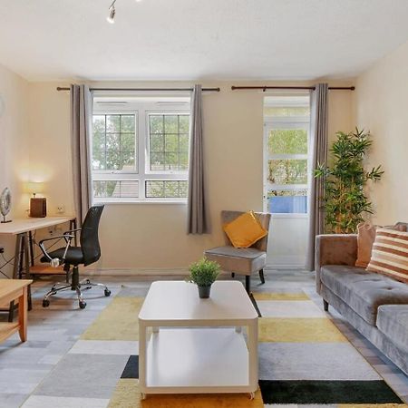 The Serene 2-Bedroom Flat W Free Street Parking Sutton  Kültér fotó